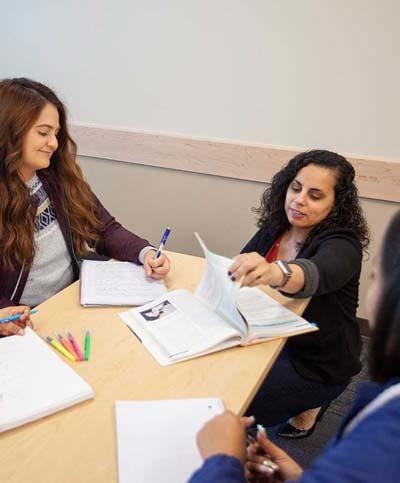 Picture of 网赌正规真人实体在线平台 students studying at a table